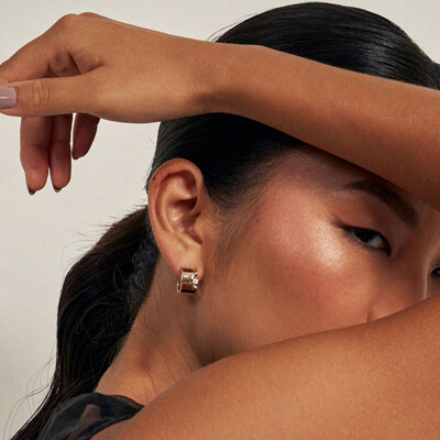 FotoBrinco Argola Reta com Zirconia em Dourado