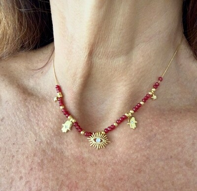 Foto Colar com Bolinhas de Granadas e Pingentes em Dourado