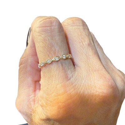 Foto Meia Aliança com Zircônias em Dourado