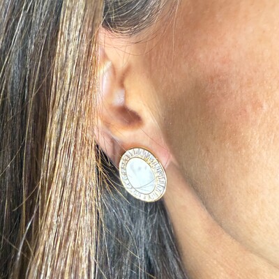 FotoBrinco Pressão Oval com Madrepérola e Zircônias Baguetadas em Dourado