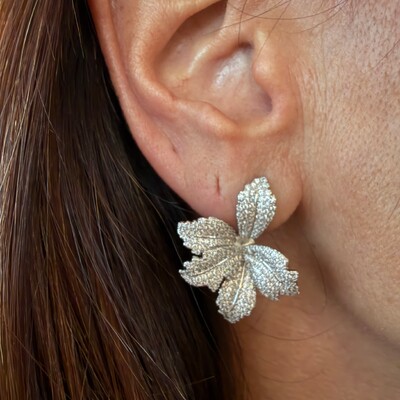 FotoBrinco Folhas Abertas Cravejadas com Zircônias em Ródio
