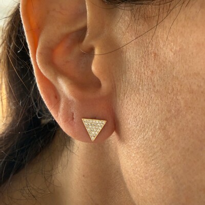 FotoBrinco Triangular Cravejado com Zircônias em Dourado