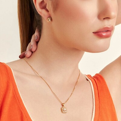 FotoBrinco Quadradinho com Pérola Miolo e Zircônias em Dourado