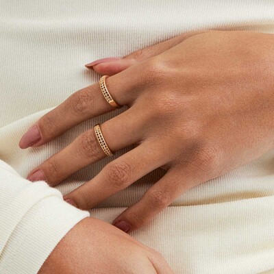 FotoMeia Aliança com Zircônias Garra Bordada Dourada