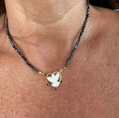 Foto Colar Hematita com Espírito Santo em Madrepérola em Dourado