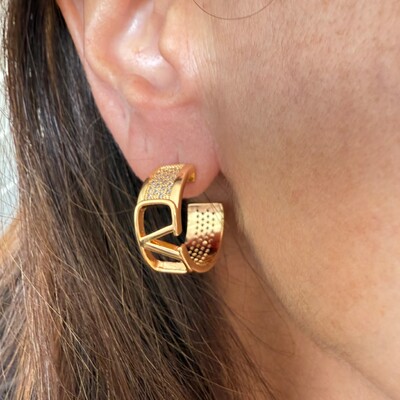 FotoBrinco Argola V Cravejado com Zircônias em Dourado