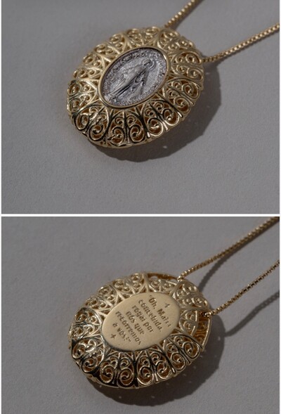 Foto Colar Pingente Oval Bojudo Nossa Senhora em Prata 925 com Banho de Ouro