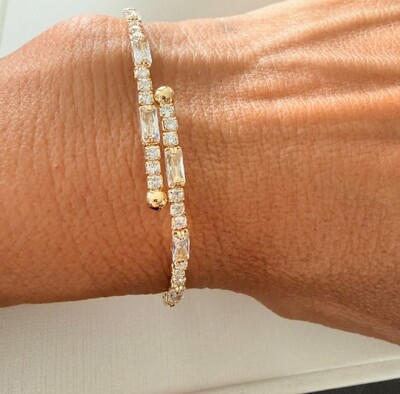 FotoBracelete Aberto com Zircônias Baguetadas em Dourado