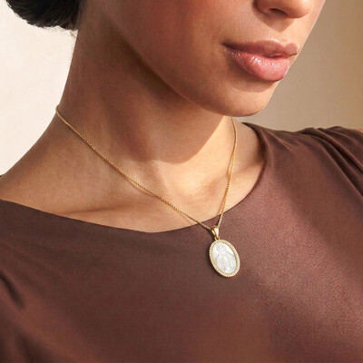 FotoColar N Sra das Graças em Madrepérola com Zircônias em Dourado