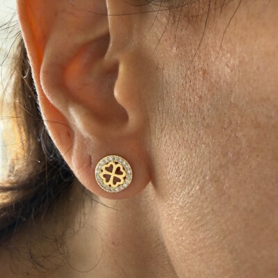 FotoBrinco Redondo com Trevo e Zircônias Laterais em Dourado