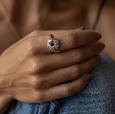 FotoAnel Círculo Cravejado com Zircônias Aberto em Dourado