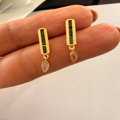 FotoBrinco Retangular Baguete Esmeralda Fusion com Gota de Zircônia em Dourado