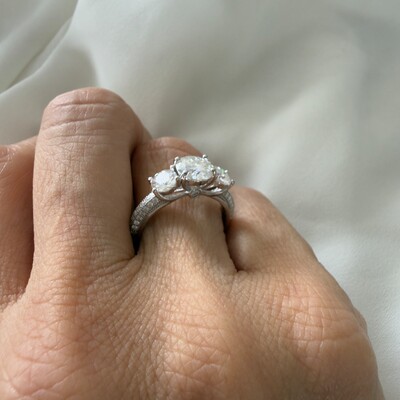 FotoAnel Moissanite 2,5 CT 3 Pedras Laterais e Cravejado com Moissanites em Prata 925