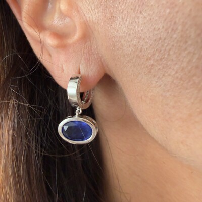 FotoBrinco Argolinha Cravejada com Zircônias com Pedra Safira Azul Fusion em Ródio