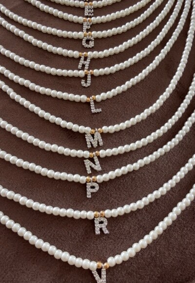 Foto Colar Perolinhas com Letra