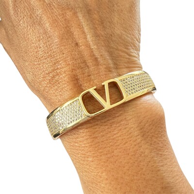 FotoBracelete V Cravejado com Zircônias em Dourado
