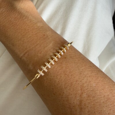 FotoBracelete Fino Aramado Cravejado com Zircônias em Dourado