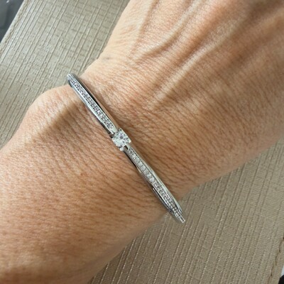 FotoBracelete Cravejado com Zircônias Menores e Maior em Ródio