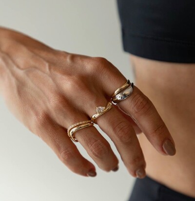 FotoAnel Fino Onda Cravejado com Zircônias em Dourado