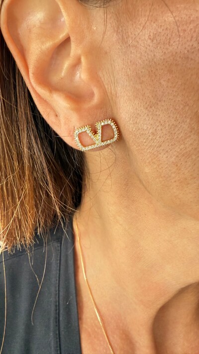 FotoBrinco com V Cravejado com Zircônias em Dourado