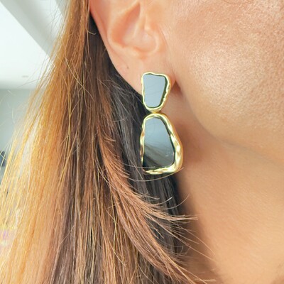 FotoBrinco Peças Orgânicas Esmaltadas Pretas em Dourado