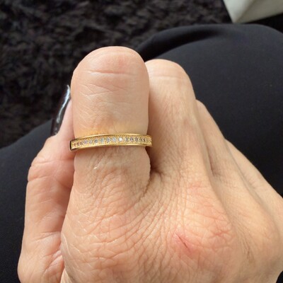 Foto1/2 Aliança com Zircônias Caixa Retangular em Dourado