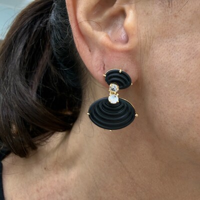 FotoBrinco 2 Conchas Pretas com 2 Zircônias em Dourado