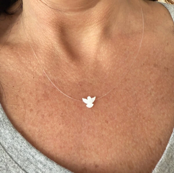 Colar Fio Nylon com Espírito Santo em Madrepérola