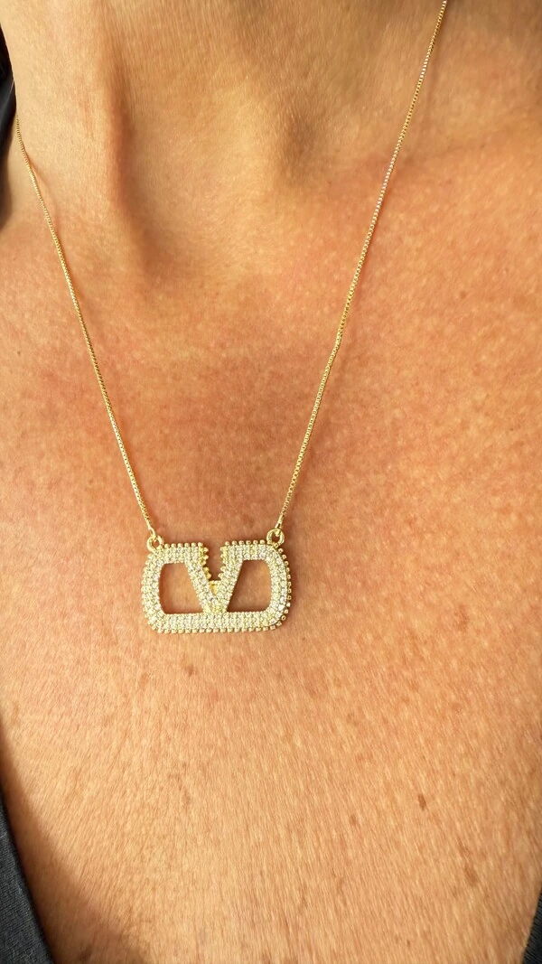 Colar com V Cravejado com Zircônias em Dourado