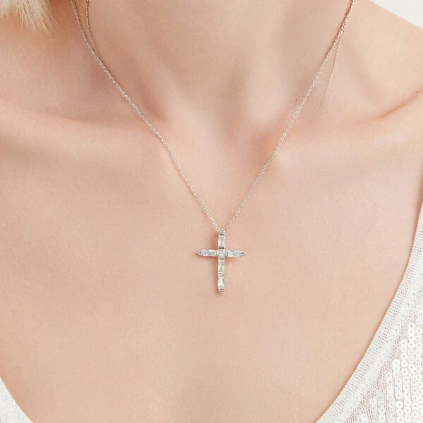 Colar Cruz Média com Zircônias Baguetadas na Prata 925