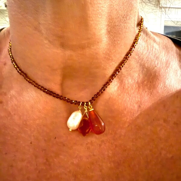 Colar Cristal com Pingentes de Pérolas e Dourado