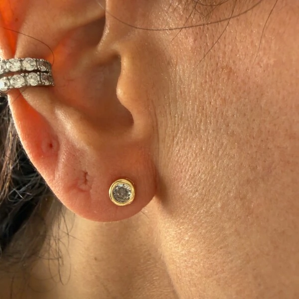 Brinco Solitário Zircônia Caixa Inglesa em Dourado