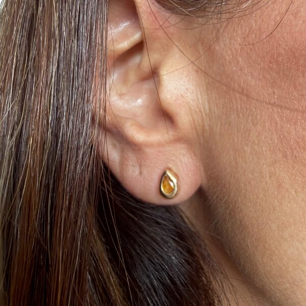 Brinco Gota Garra Inglesa Yellow Fancy em Dourado