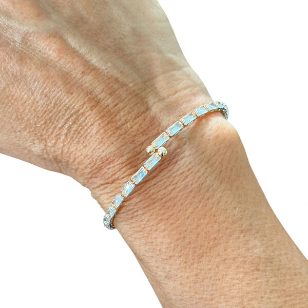 Bracelete Todo Zircônias Baguetadas em Dourado