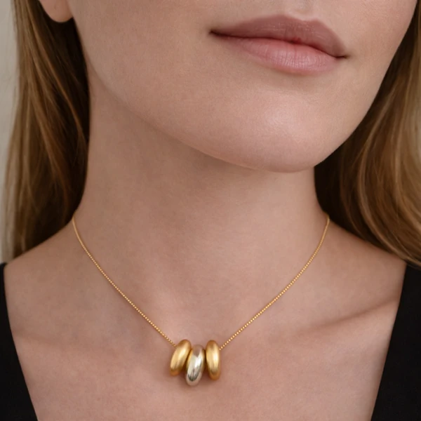 Colar com 3 Pingentes Escovados, 1 com Banho em Ródio e 2 com Banho em Dourado