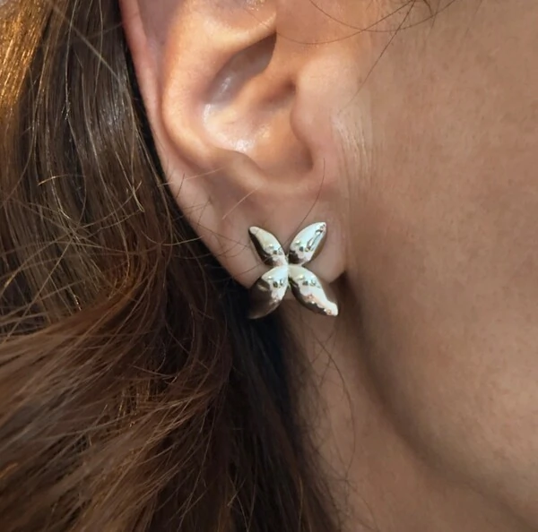 Brinco 4 Folhas Lisas e Polidas em Ródio