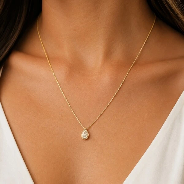 Colar com Pingente Gota Cravejado com Dourado