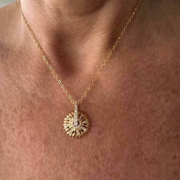 Colar Pingente Redondo Trabalhado Cravejado com Zircônias em Dourado