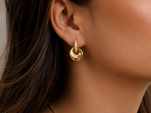 Brinco Gota Lisa e Filete Cravejado com Zircônias em Dourado