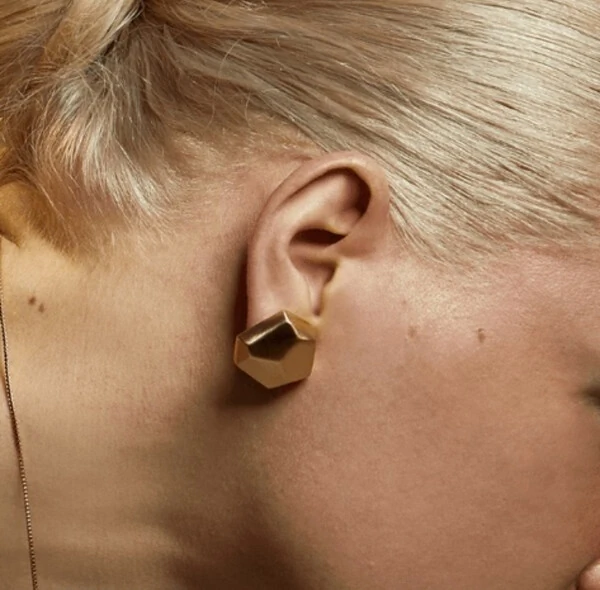 Brinco Triangular Facetado Fosco em Dourado