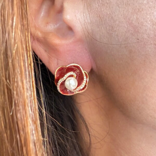 Brinco Flor Esmaltado Vermelho com Zircônias e Pérola Shell em Dourado