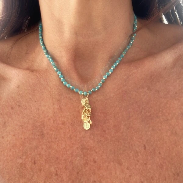 Colar Turquesa com Pingentes em Dourado