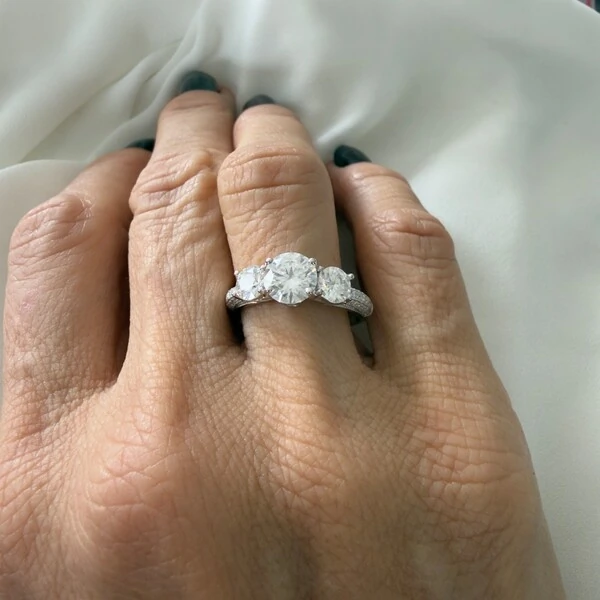 Anel Moissanite 2,5 CT 3 Pedras Laterais e Cravejado com Moissanites em Prata 925
