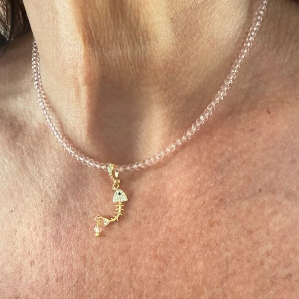 Colar Cristal com Pingente Peixe Cravejado com Zircônias em Dourado
