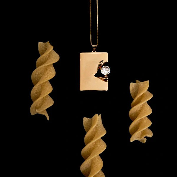 Colar com Placa Retangular e 1 Zircônia em Dourado