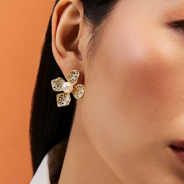 Brinco Flor com Miolo Pérola Shell em Dourado