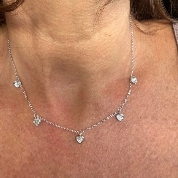 Colar com Corações Pendurados em Ródio