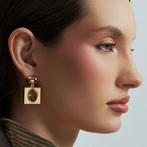 Brinco Pendurado Quadrado com Citrino Oval em Dourado