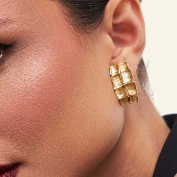 Brinco Retangular Grande Trabalhado em Dourado