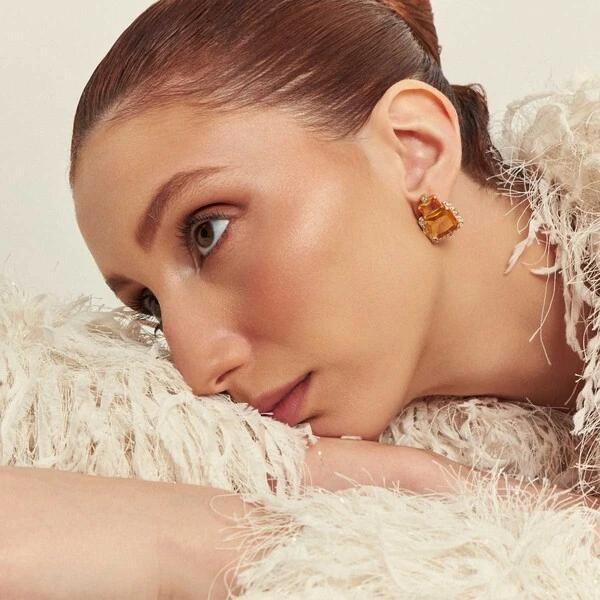 Brinco Retangular com 2 Citrinos e Zircônias em Dourado